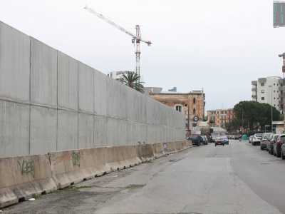 Una zona oggi desertica, oggetto di una bonifica che dovrebbe presto restituirla alla citt� sotto forma di un�area verde: il cosiddetto �Parco della Rinascita�. E chiss� che questa risurrezione non possa coinvolgere Villa De Sario, solitario simbolo di bellezza situato nella zona pi� spettrale della citt�